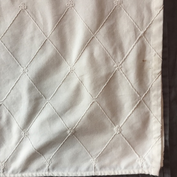 Full Size Cream bedskirt w/ embroidered pattern - Picture 12 of 16